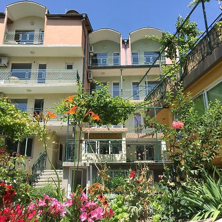 Royal Hostel Varna Bagian luar foto