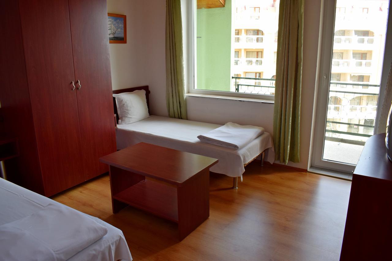 Royal Hostel Varna Bagian luar foto